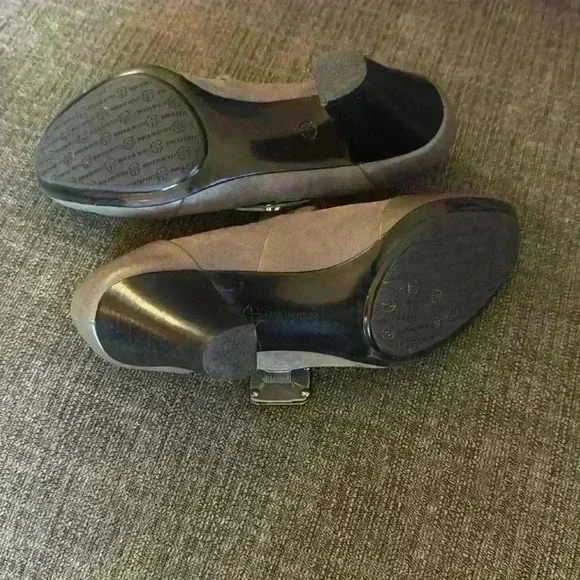 Giani Bernini gray pump with buckle. Leather/suede unique comfy! - Picture 5 of 9